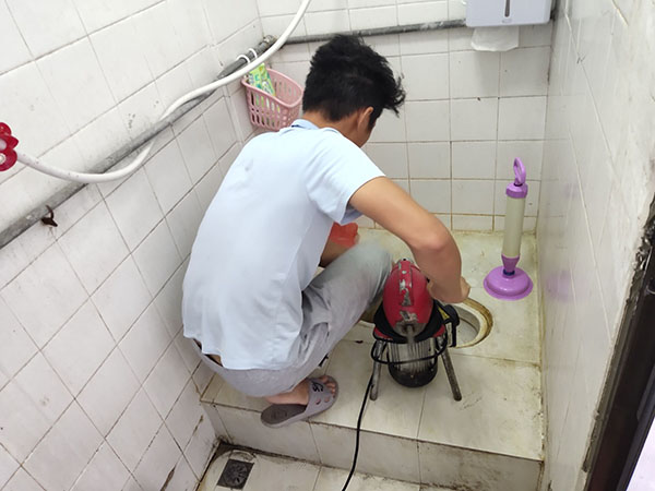 诸暨管道堵塞冒臭气 专业师傅现场解决问题