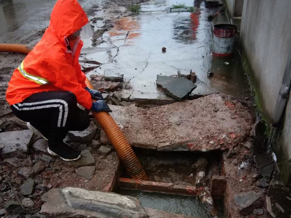 诸暨专业清理污水池 炜誉市政以规范流程守护城市 “肠道”